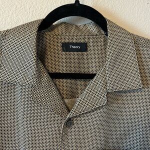 Theory Men’s Button Up Short Sleeve Tan Patterned Shirt Sz Med.